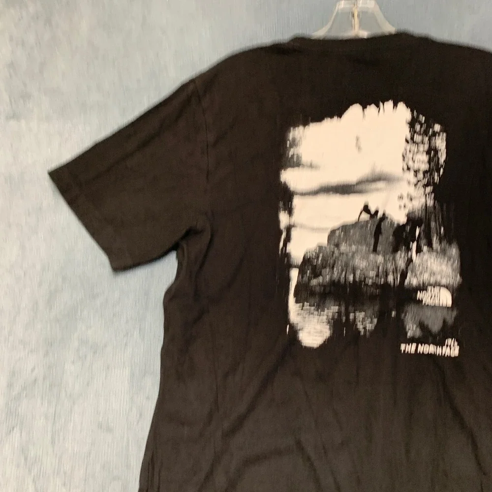 The North Face T Shirt Mens Medium Black Graphic Print Short Sleeve Pullover